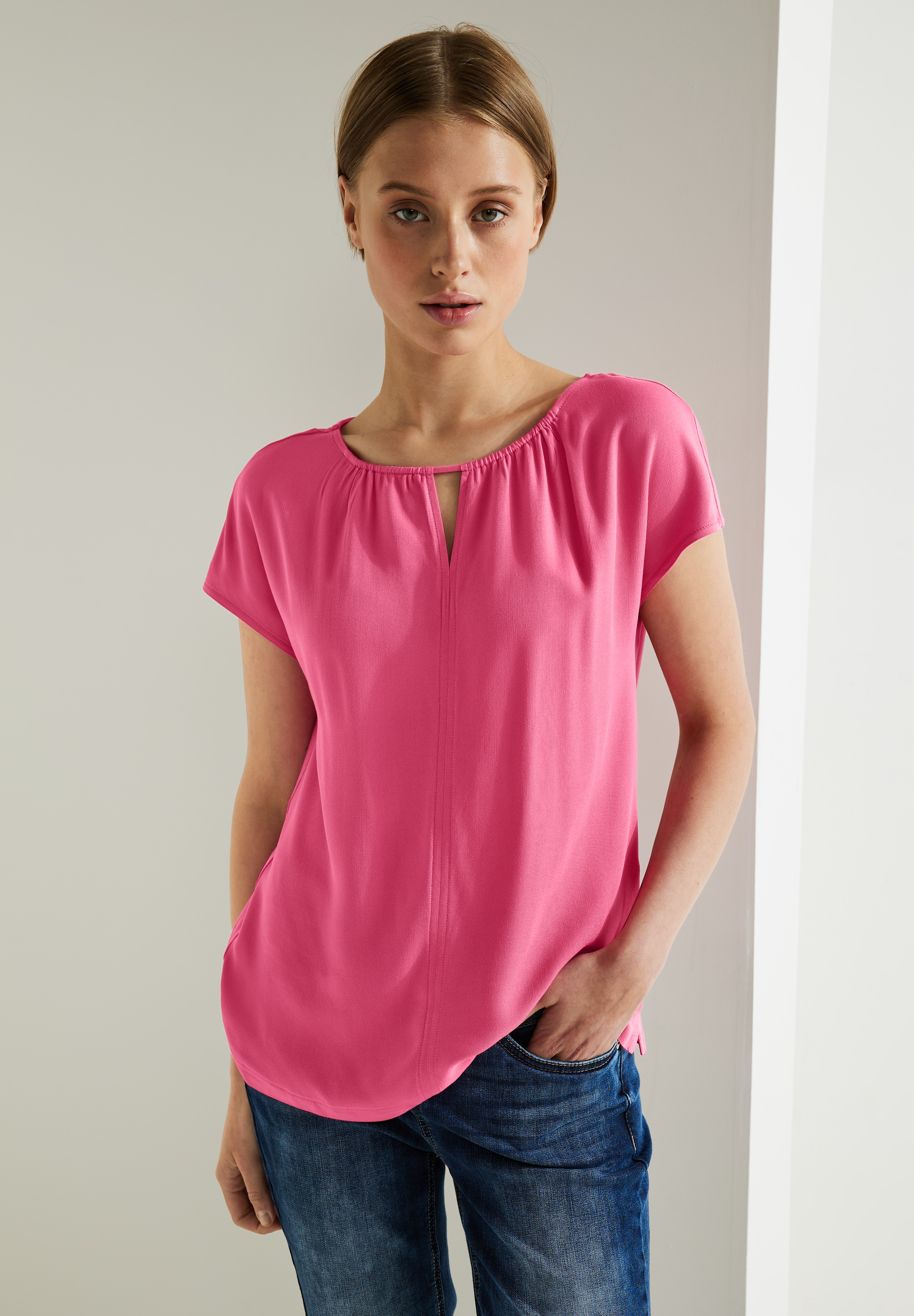 Materialmixshirt mit Cut-Out